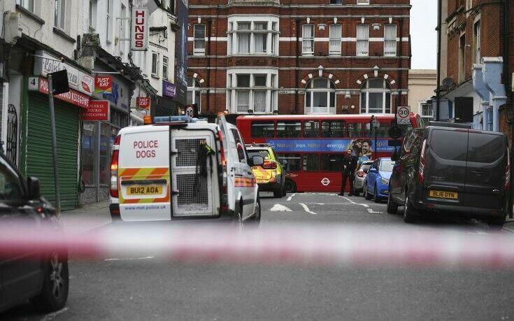 Επίθεση με μαχαίρι στο Λονδίνο: Η στιγμή που η αστυνομία έχει εξουδετερώσει τον δράστη (φωτο+video)