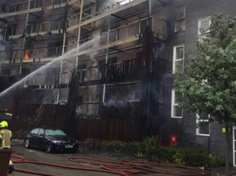 Τρόμος στο Λονδίνο: Κόλαση φωτιάς σε συγκρότημα διαμερισμάτων