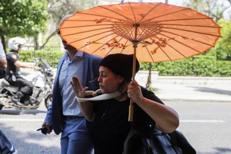 Ελένη Λουκά: Με πορτοκαλί ομπρέλα διαμαρτύρεται έξω από το Μαξίμου (pics)