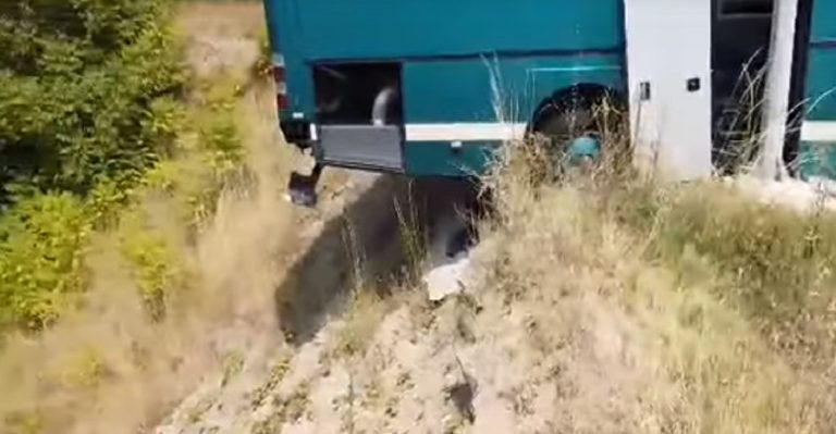 Λύθηκε το χειρόφρενο σε λεωφορείο του ΚΤΕΛ και πήγαινε στον γκρεμό (video)