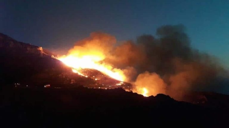 Πύρινη κόλαση στη Μάνη – Ολονύχτια μάχη με τις φλόγες (VIDEO)