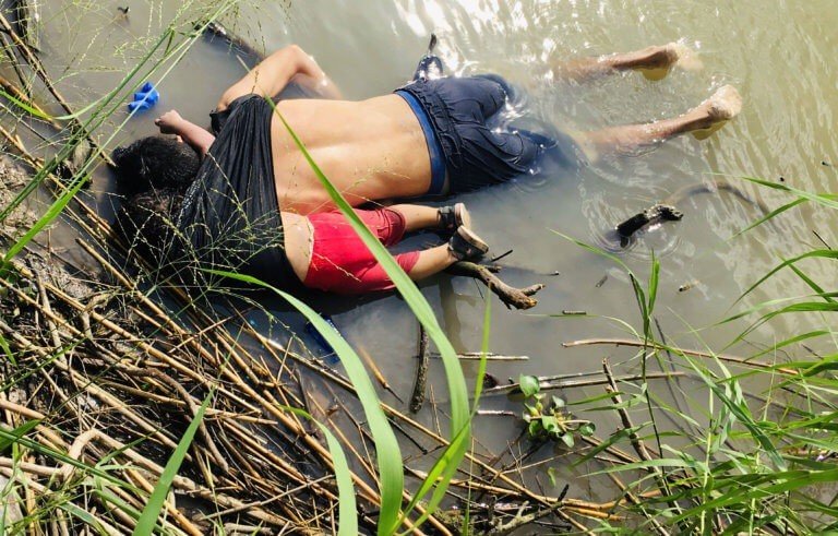 Η σοκαριστική φωτο στα σύνορα ΗΠΑ – Μεξικού: Πατέρας και κόρη πνίγηκαν αγκαλιασμένοι