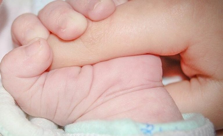 Αττικόν: Γυναίκα θετική στον κορονοϊό γέννησε υγιέστατο κοριτσάκι