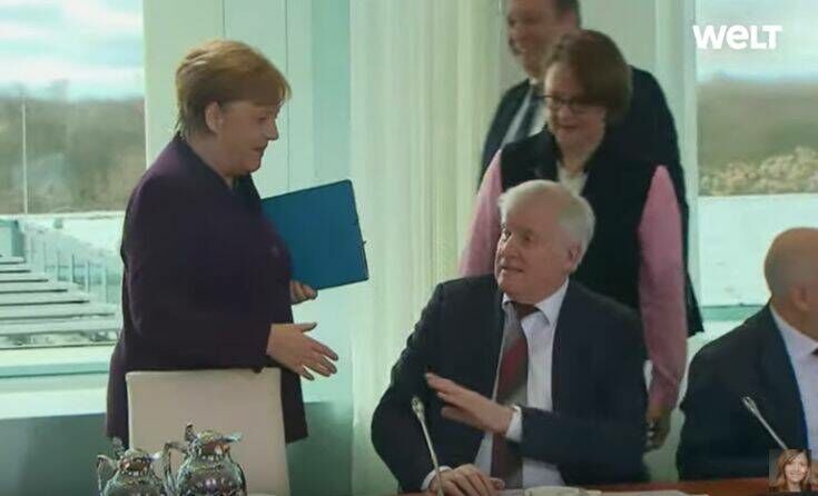 Ο υπουργός Εσωτερικών της Γερμανίας αρνήθηκε να κάνει χειραψία με την καγκελάριο Μέρκελ (video)