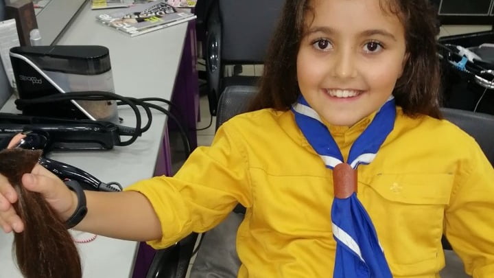 Μυτιλήνη: Μαθήτρια έκοψε τα μακριά της μαλλιά, για να τα χαρίσει σε παιδιά που παλεύουν με τον καρκίνο