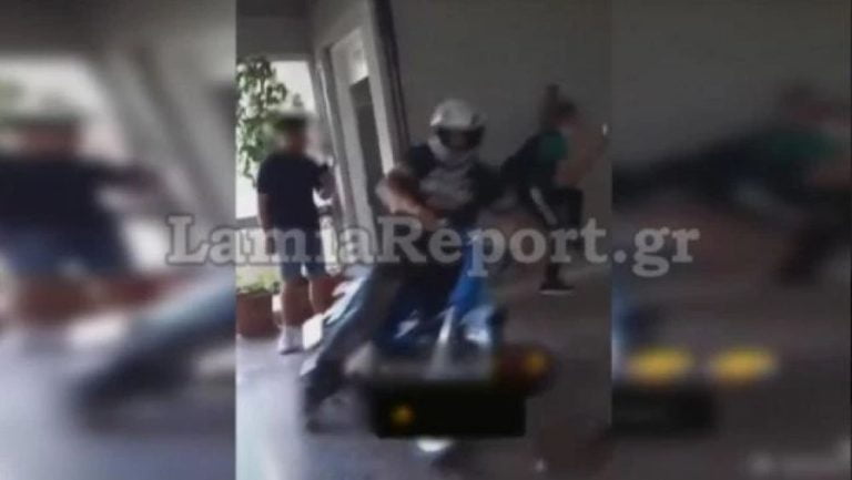 Λαμία: Μαθητής μπήκε με το μηχανάκι μέσα σε σχολείο (video)