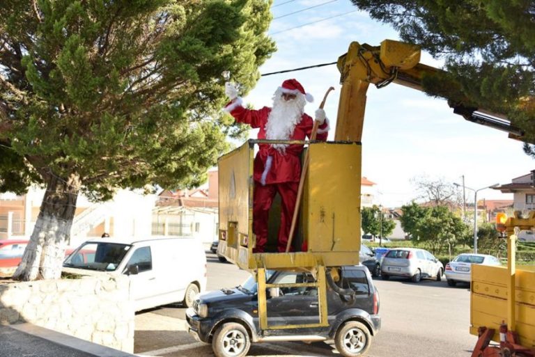 Με… γερανοφόρο έφτασε ο Άγιος Βασίλης στη Χαλκιδική