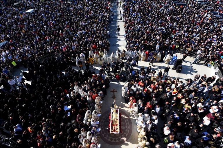 Πατριάρχης Σερβίας: Η κηδεία με τον αδιανόητο συνωστισμό όπου χοροστάτησε πριν νοσήσει και πεθάνει