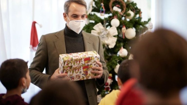 Στην Παιδόπολη «Άγιος Ανδρέας» άκουσε τα κάλαντα και μοίρασε δώρα ο πρωθυπουργός