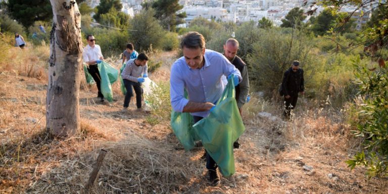 Ο Κυριάκος Μητσοτάκης μαζεύει σκουπίδια στον Υμηττό με εθελοντές -Δείτε εικόνες