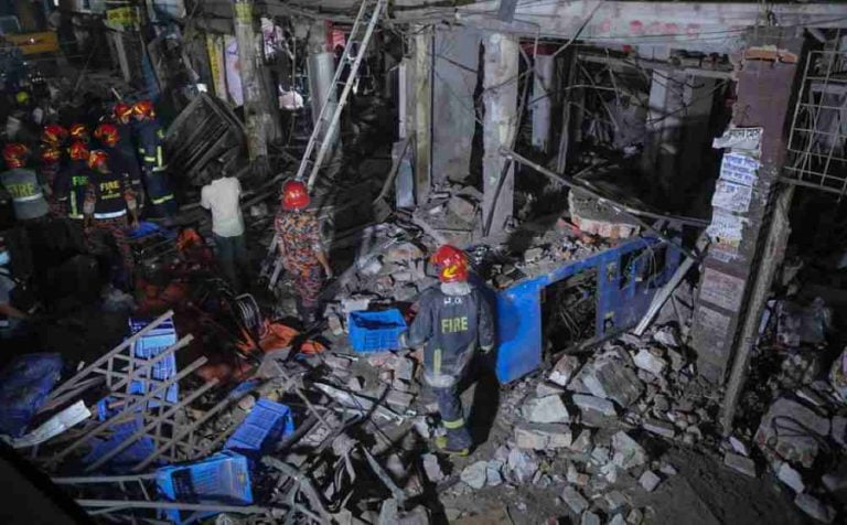Τραγωδία στο Μπαγκλαντές: Πάνω από 50 νεκροί από φωτιά σε εργοστάσιο (φωτο)