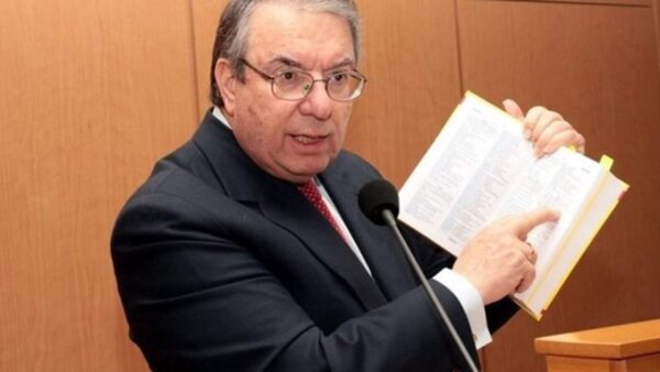 Μπαμπινιώτης: Πατήρ, πατέρας ή πάτερ; Ποια είναι η σωστή απάντηση