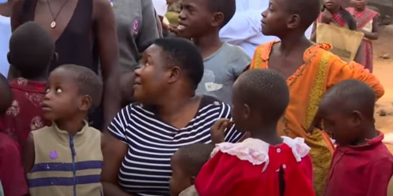 Απίστευτο: 41χρονη από την Ουγκάντα έχει αποκτήσει 44 παιδιά -Και τα μεγαλώνει όλα μόνη της