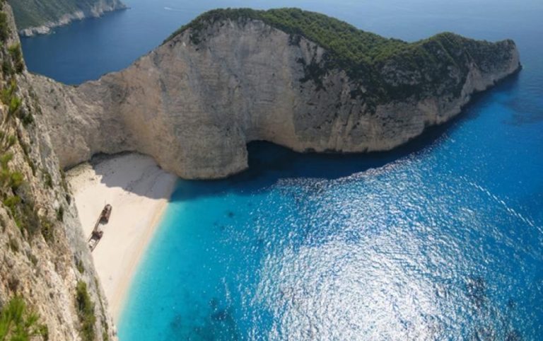 Ναυάγιο Ζακύνθου: Ταξιδιωτική εταιρεία “μετακόμισε” τη διάσημη παραλία στην Τουρκία – Θύελλα αντιδράσεων