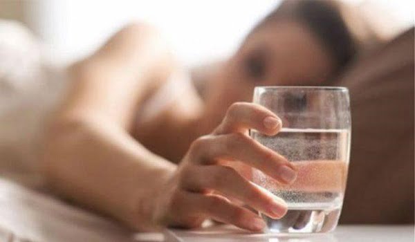Τι θα συμβεί στον οργανισμό σας αν πίνετε νερό μόλις ξυπνάτε