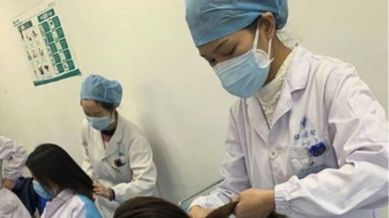 Κορωνοϊός Κίνα: Νοσοκόμες ξυρίζουν τα κεφάλια τους για να μην μεταδώσουν τον ιό