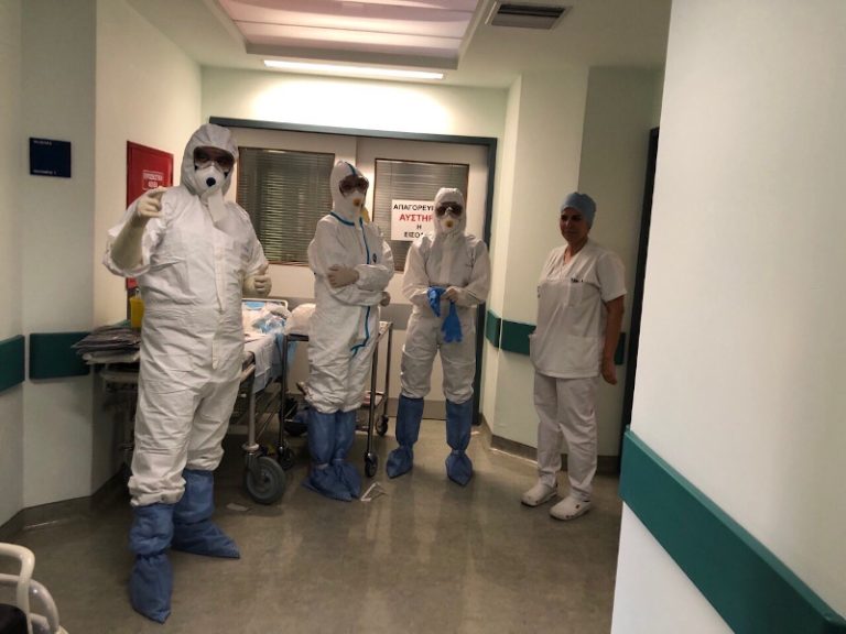 Κορωνοϊός: Ντυμένοι σαν αστροναύτες οι γιατροί στο «Αττικόν» – Τι λέει ο μαιευτήρας που ξεγέννησε γυναίκα θετική στον ιό