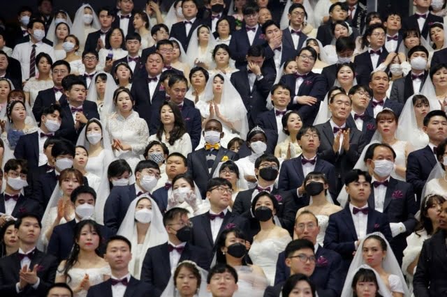 Νότια Κορέα: Έρωτας στη σκιά του κορωνοϊού – Εκατοντάδες ζευγάρια παντρεύονται με μάσκα