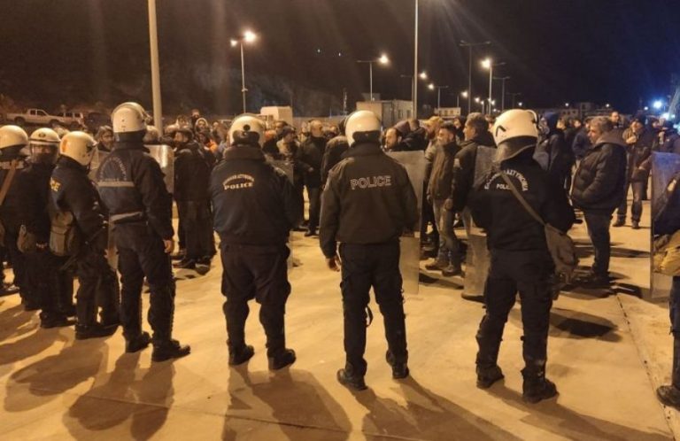Νύχτα έντασης σε Χίο και Μυτιλήνη – Αντιδράσεις για την άφιξη ισχυρών αστυνομικών δυνάμεων (VIDEO)