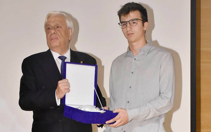 Ο Πρόεδρος της Δημοκρατίας κύριος Προκόπιος Παυλόπουλος επιδίδει το βραβείο του Θάνου Μικρούτσικου στο γιο του Στέργιο