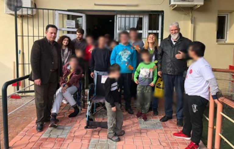 Ο Σύλλογος Τριτέκνων Σερρών δώρισε αναπηρικά αμαξίδια σε ιδρύματα του Νομού