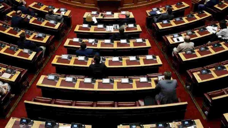 Βουλή: Με 158 «ναι» έναντι 142 «όχι» κυρώθηκε ο νέος κρατικός προϋπολογισμός
