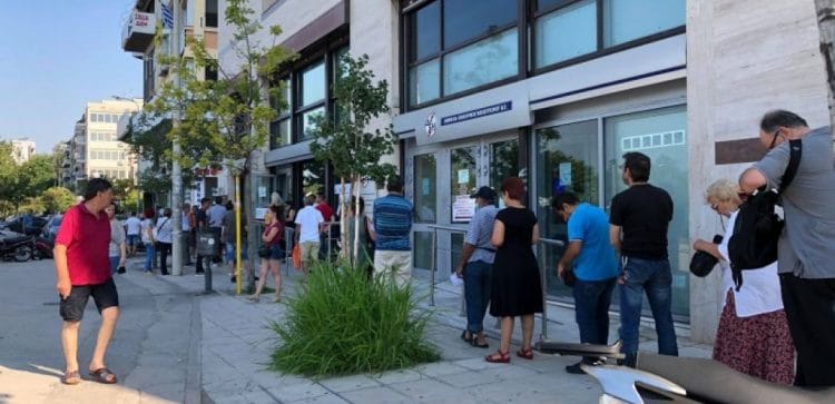 Θεσσαλονίκη: Ουρές για πληρωμή λογαριασμών παρά τις υψηλές θερμοκρασίες και… χωρίς αποστάσεις