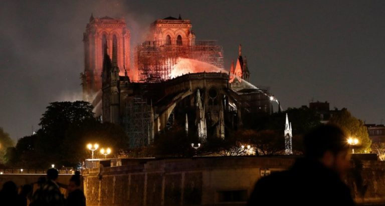 Παναγία των Παρισίων: Υπό έλεγχο η φωτιά μετά από 8,5 ώρες – Εικόνες καταστροφής