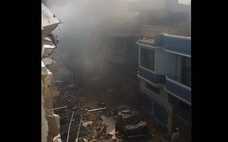 Εικόνες αποκάλυψης στο Πακιστάν: Συντρίμμια και χάος στη γειτονιά που κατέπεσε το αεροσκάφος (video+φωτο)