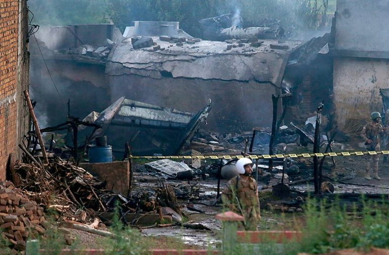 Στρατιωτικό αεροσκάφος συνετρίβη πάνω σε κτίριο στο Πακιστάν – Νεκροί οι 12 επιβαίνοντες
