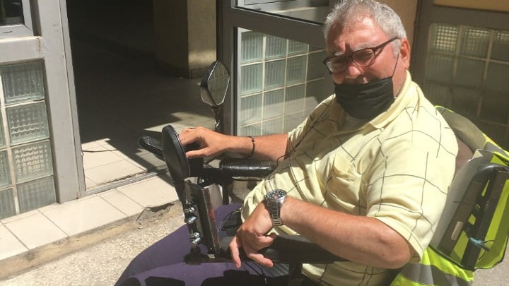 Η καθημερινότητα ενός Σερραίου με αναπηρία που εργάζεται στα δικαστήρια της Θεσσαλονίκης