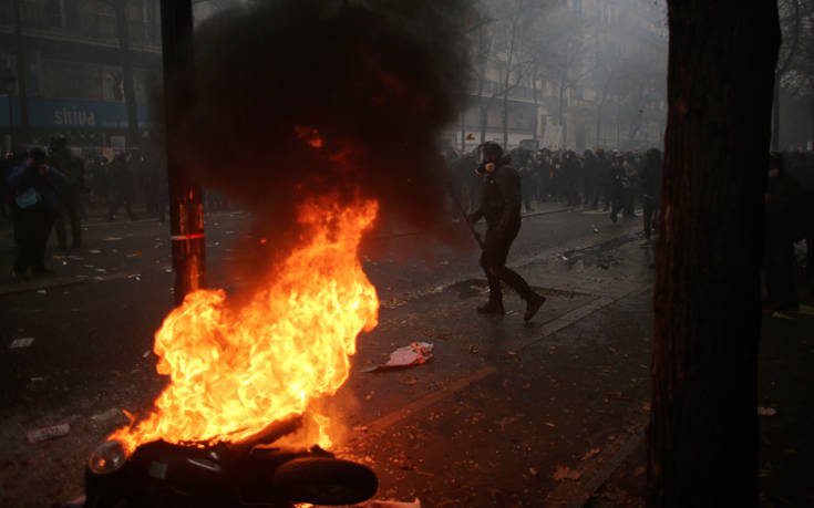 Σοβαρά επεισόδια στο Παρίσι: Δακρυγόνα, φωτιές και συγκρούσεις της αστυνομίας με τους διαδηλωτές (φωτο)