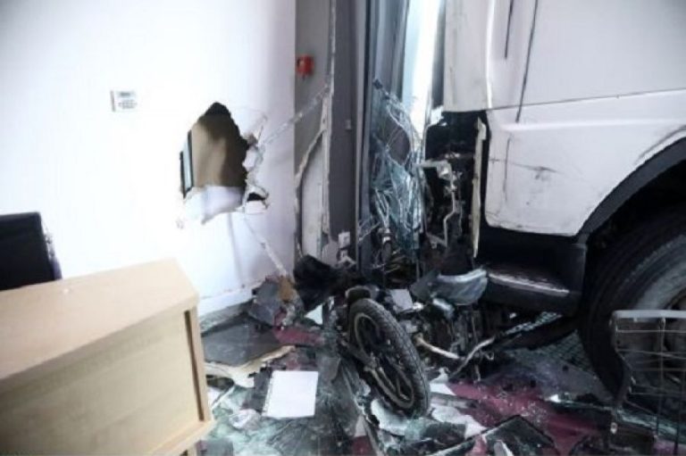 Σοκαριστικές εικόνες από την Πειραιώς: Φορτηγό έπεσε σε γραφεία εταιρίας – O οδηγός έπαθε έμφραγμα