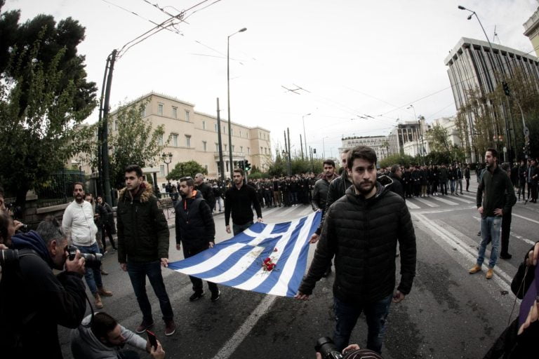 Πολυτεχνείο: Πώς έφτασε στα χέρια του ΣΥΡΙΖΑ με την αιματοβαμένη σημαία (φωτο)