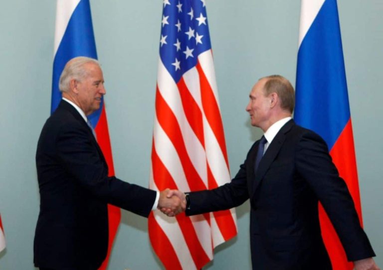 Το Κρεμλίνο θα «μελετήσει» την πρόταση του Μπάιντεν για ρωσοαμερικανική σύνοδο κορυφής