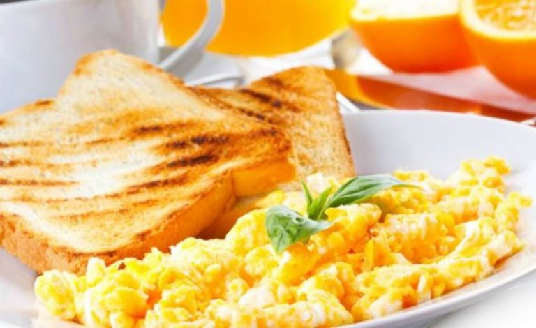 Έρευνα: Όσοι αρχίζουν να τρώνε πριν τις 8:30 το πρωί, μειώνουν τον κίνδυνο διαβήτη