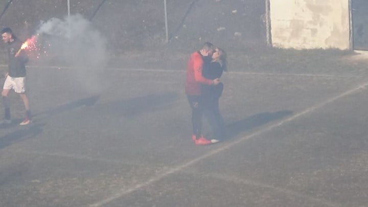 Πέλλα: Πρόταση γάμου από ποδοσφαιριστή σε ματς ερασιτεχνικού πρωταθλήματος
