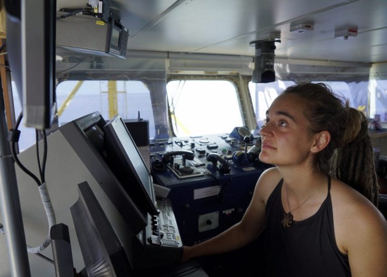 «Πόλεμος» και διαδηλώσεις χωρίς σουτιέν για την πλοίαρχο Ρακέτε