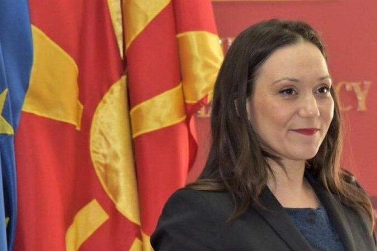 Σκόπια: Αρνείται να αλλάξει την πινακίδα “Δημοκρατία της Μακεδονίας” η υπουργός Εργασίας