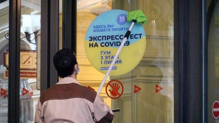 Ρωσία-κορονοϊός: Η κυβέρνηση εξετάζει την υποχρεωτική είσοδο με ηλεκτρονικά πιστοποιητικά (QR) σε μέσα μεταφοράς και καταστήματα