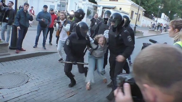 Viral το βίντεο όπου αστυνομικός γρονθοκοπεί διαδηλώτρια στη Ρωσία
