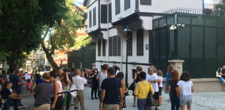 Θεσσαλονίκη: Σέλφι στο σπίτι του Κεμάλ, τσάι και σεργιάνι για εκατοντάδες Τούρκους