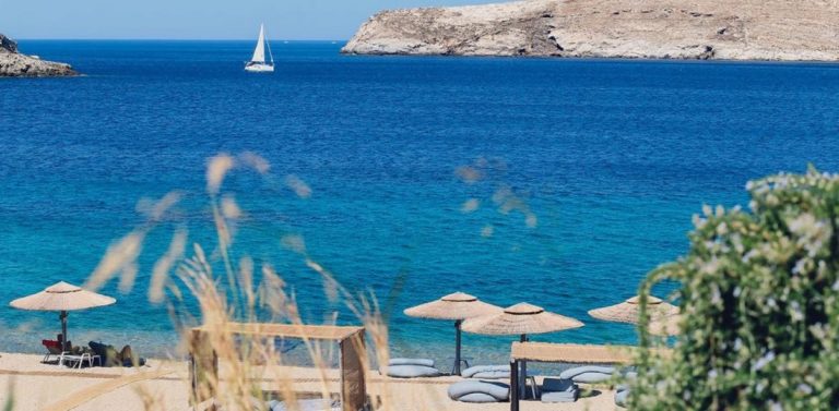 Η Σέριφος απέκτησε την πρώτη παραλία για αντικαπνιστές στην Ελλάδα