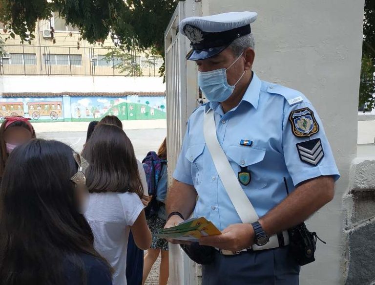 Κεντρική Μακεδονία: Ενημερωτικά φυλλάδια για την οδική ασφάλεια μοίρασαν οι αστυνομικοί