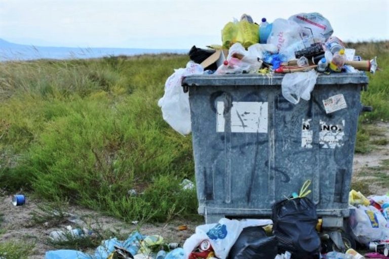 Δήμοι: Σκουπίδια…αχταρμάς τέλος -Έξι κάδοι σε κάθε σπίτι και γειτονιά για διαχωρισμό απορριμμάτων