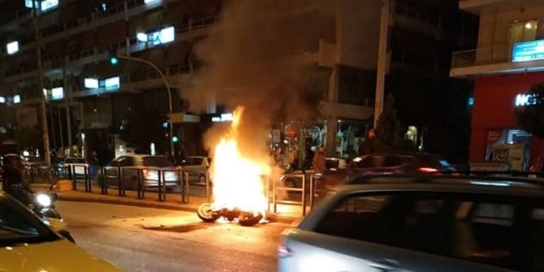 Σοβαρό τροχαίο στο Γαλάτσι – Μηχανή έπιασε φωτιά μετά από σύγκρουση με τζιπ