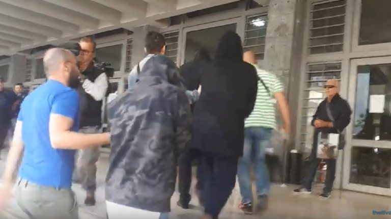Στα Δικαστήρια της Θεσσαλονίκης μέλη του κυκλώματος εμπορίας βρεφών (VIDEO)
