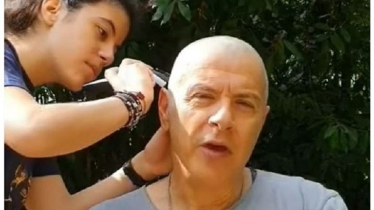 Σταύρος Θεοδωράκης: Τον κούρεψε η κόρη του (VIDEO)