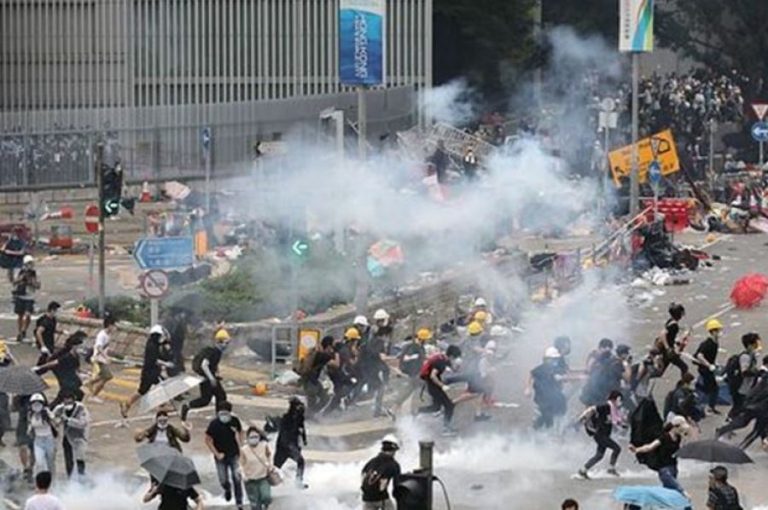 Χονγκ Κονγκ: Συμπλοκές μεταξύ αστυνομίας και διαδηλωτών