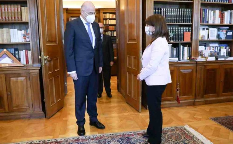 Συνάντηση Δένδια-Σακελλαροπούλου: Επίσκεψη και στην προεδρική φρουρά (φωτο)